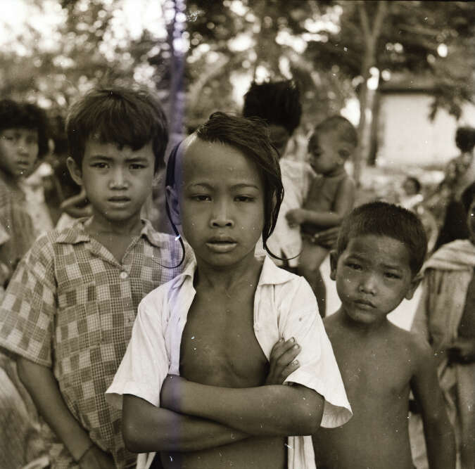 Michael Vickery, chercheur et historien amÃ©ricain passionnÃ© par le Cambodge, mort en 2017, a laissÃ© derriÃ¨re lui un travail inÃ©dit sur ce pays dans les annÃ©es soixante. Le festival expose ce tÃ©moignage trÃ¨s rareÂ â€’ puisque toute la documentation de cette Ã©poque a Ã©tÃ© dÃ©truite par les Khmers Rouges.