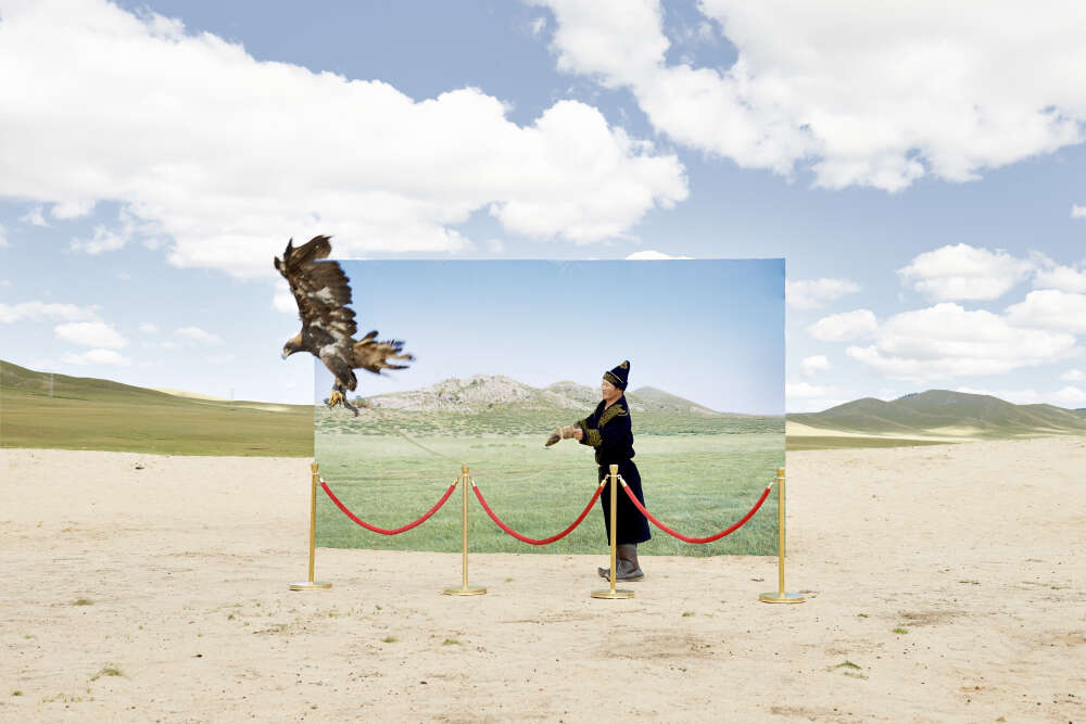 Dans sa sÃ©rie Â« Futuristic Archaeology Â», le CorÃ©en Daesung Lee prÃ©sente des mises en scÃ¨ne en grand format, prises dans les paysages de Mongolie pour attirer lâ€™attention sur la disparition de la culture traditionnelle. Les photos dâ€™Ã©levages de vaches, de courses de chevaux, de chasse avec des aigles pratiquÃ©es par les populations nomades, menacÃ©es par la dÃ©sertification, deviennent ici des tableaux bientÃ´t accrochÃ©s dans des musÃ©es.