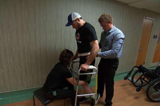 Jered Chinnok, totalement paralysé des jambes, a réussi à marcher avec le seul appui des bras et d’un déambulateur, grâce à l’implant d’une électrode.