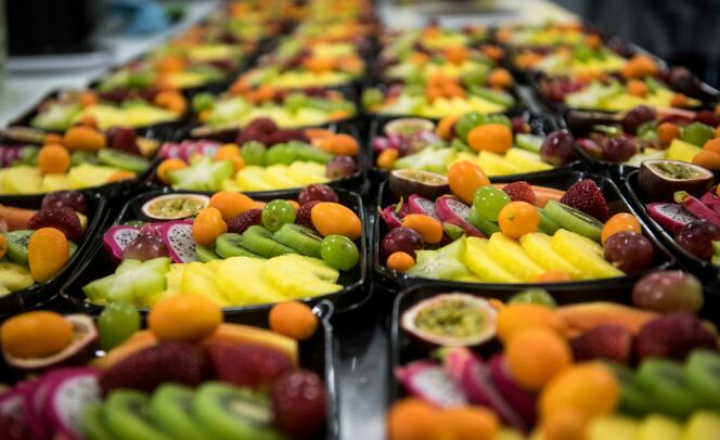Fruits prêts à être consommés, exposés dans un magasin de fruits et légumes à Lille, le 23 mars 2016.