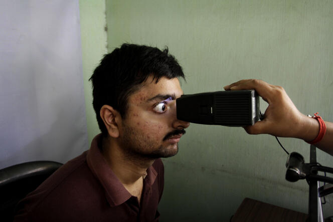 Un citoyen indien se fait scanner la rétine pour s’inscrire sur le fichier Aadhaar, à Calcutta, le 16 mai 2012.