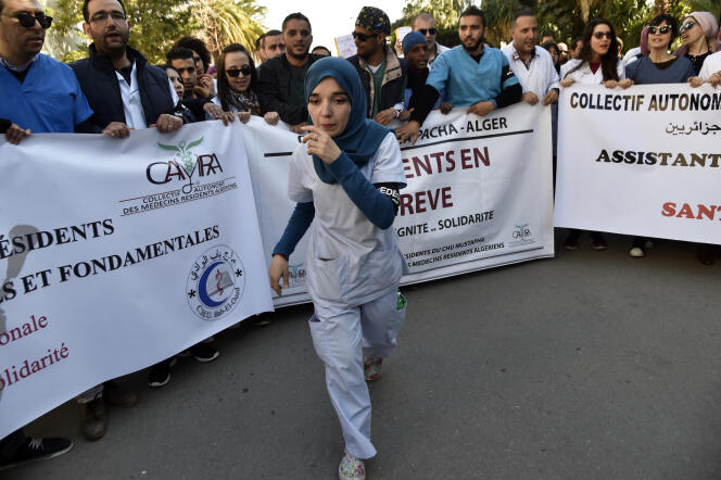 Des internes en médecine manifestent à Alger, le 30 janvier 2018, contre le service civil obligatoire, une période de un à quatre ans qu’ils doivent à l’Etat après leurs études.