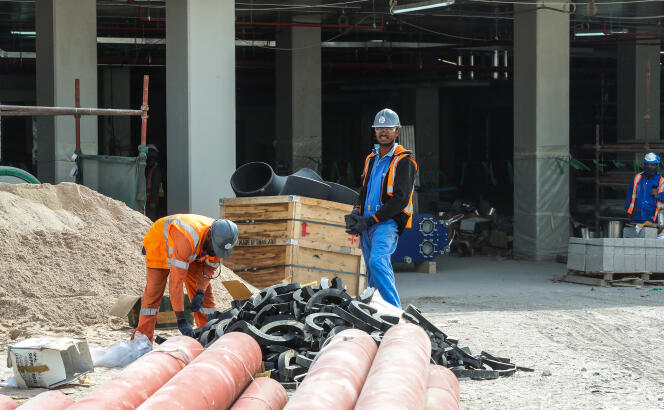 Un ouvrier sur le chantier de construction du stade Al-Wakrah, dans la banlieue de Doha, en février 2018.