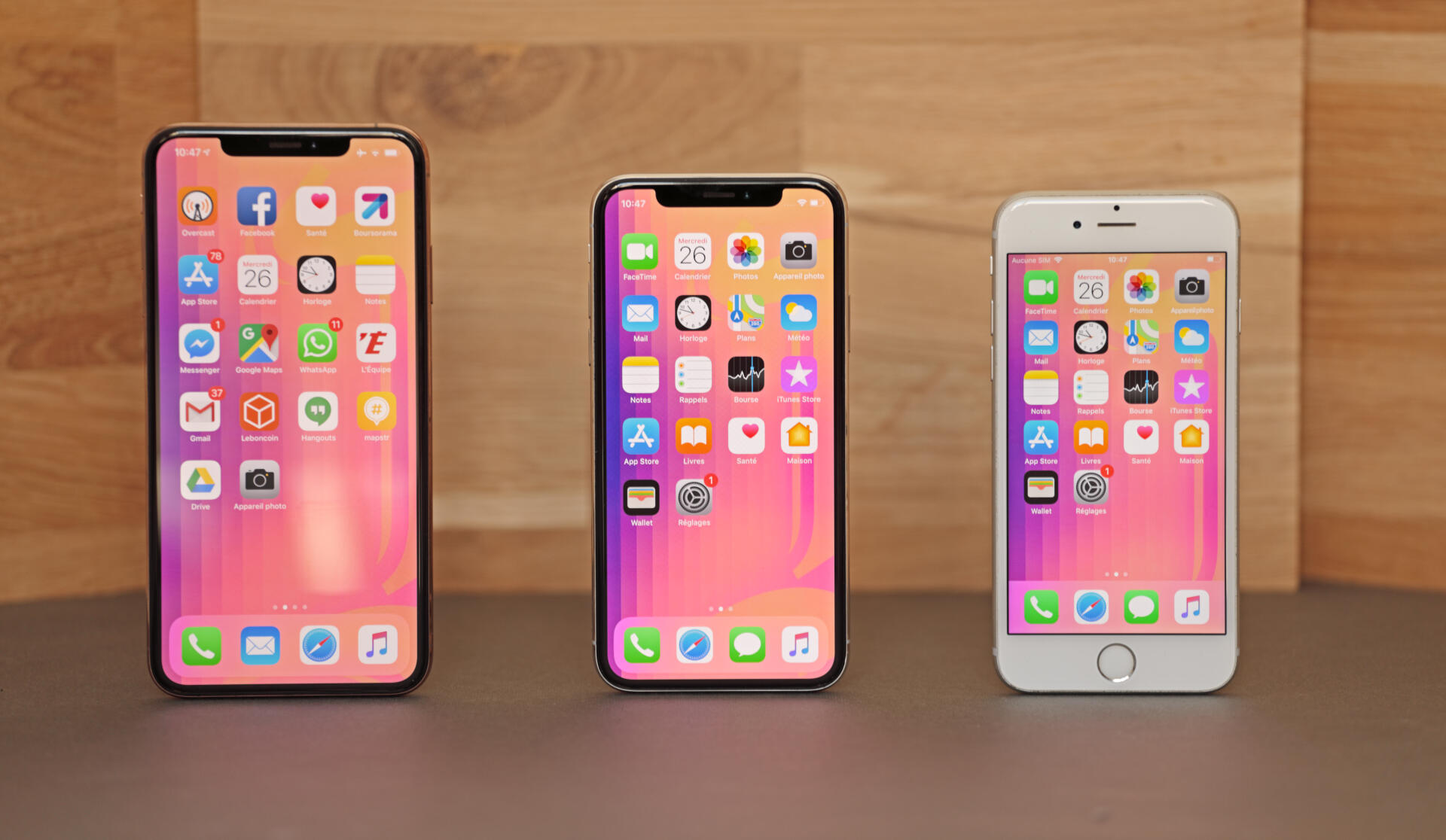 L’iPhone Xs (à gauche) côtoie l’iPhone X (au centre) et l’iPhone 6s (à droite).