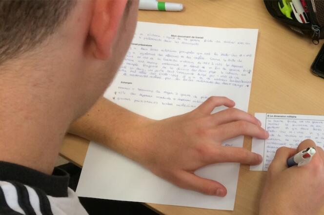 Elève en train de rédiger son texte dans le cadre d’un groupe puzzle au lycée Jules-Haag, à Besançon.