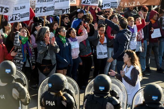 Manifestation à Buenos Aires, dans le cadre de la grève générale en Argentine, le 25 septembre.