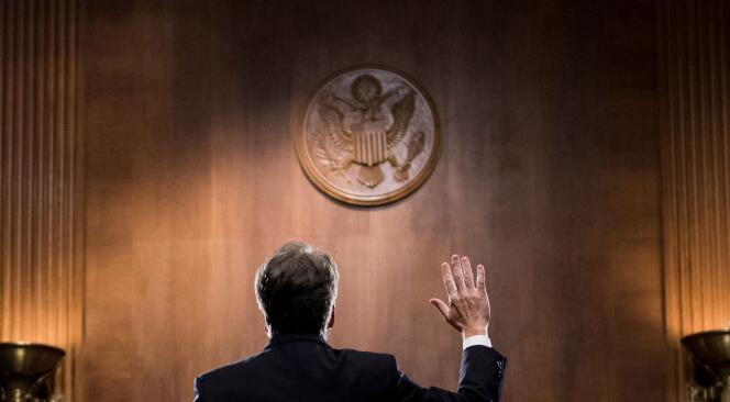 Brett Kavanaugh prêtant serment au début de son audition devant la commission des affaires judiciaires, à Washington, le 27 septembre.