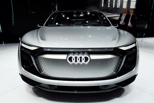 STR / AFP Présentation de l’Audi e-tron, un SUV 100 % électrique, lors du Salon de l’automobile de Shanghaï, en avril 2017.