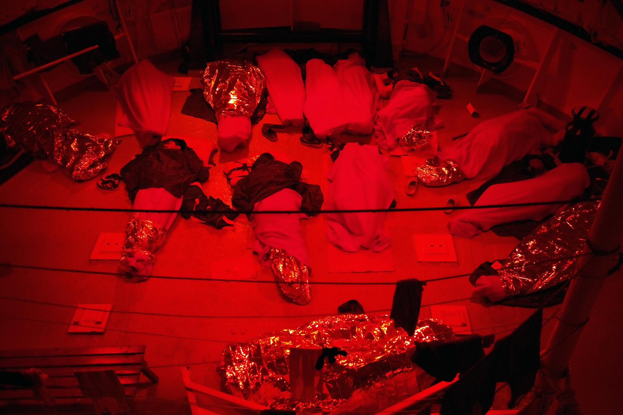 Il fait nuit et la pluie est tombée sur l'« Aquarius ». Les hommes tentent de trouver le sommeil dans l'humidité, le froid et le roulis des eaux internationales, au large de l'île de Malte.SAMUEL GRATACAP POUR LE MONDE