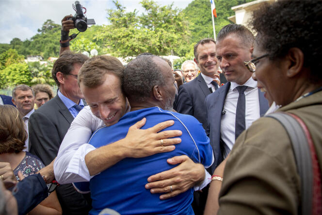 Emmanuel Macron rencontre les habitants de Saint-Pierre, en Martinique durant son voyage aux Antilles françaises, le 27 septembre.