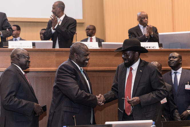 Le président sud-soudanais, Salva Kiir (coiffé d’un chapeau), et son ancien vice-président Riek Machar se serrent la main, à Addis-Abeba, le 12 septembre 2018.