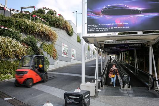 Préparatifs pour le Mondial de l’automobile de Paris, à la porte de Versailles, le 28 septembre.