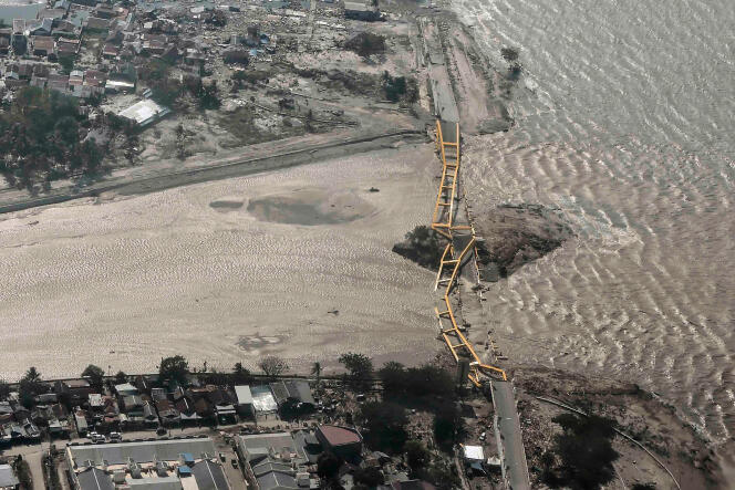Le pont jaune, emblématique de la ville de Palu,  effondré, le 28 septembre.