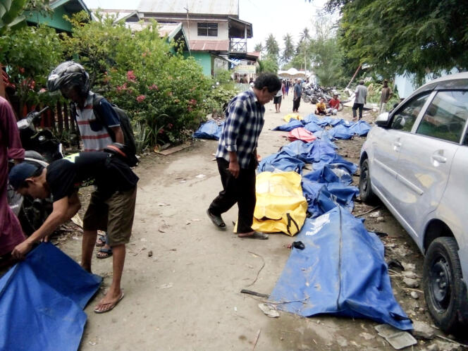 Les corps des victimes dans un rue de la ville de Palu après le tsunami qui a ravagé l’île de Sulawesi, le 29 septembre.