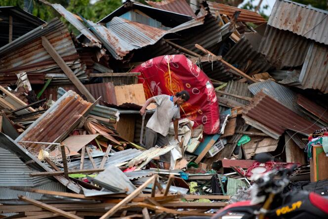 Un habitant dans les décombres de la ville de Palu après le tsunami qui a ravagé l’île de Sulawesi, le 29 septembre.