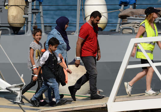 Les 58 migrants débarquent de l’« Aquarius », à Malte, le 30 septembre 2018.
