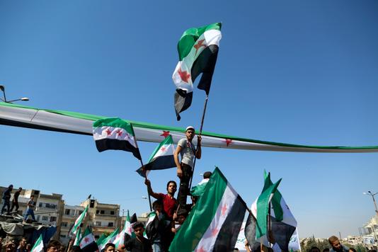 Des manifestants hostiles au régime dans la ville d’Idleb, dans le nord-ouest de la Syrie, le 28 septembre.
