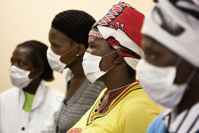 Des patientes coinfectées par la tuberculose et le VIH dans une clinique du township de Khayelitsha, au Cap (Afrique du Sud), en février 2010.