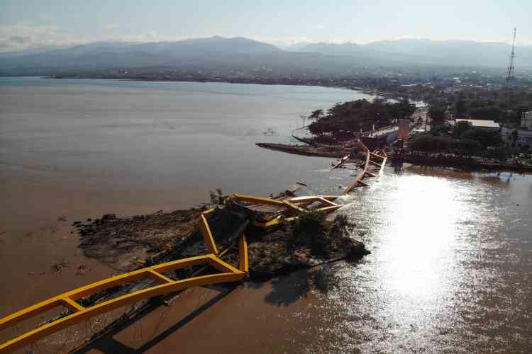 Un pont effondré à Palu, le 1er octobre. Les autorités s’attendent à ce que le nombre de victimes augmente, au fur et à mesure du rétablissement des liaisons avec les zones reculées.