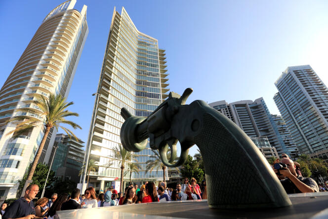 « Non-Violence », sculpture de Carl Fredrik Reutersward, dont une copie a été inaugurée le 2 octobre dans le quartier de Zaitunay Bay, à Beyrouth.