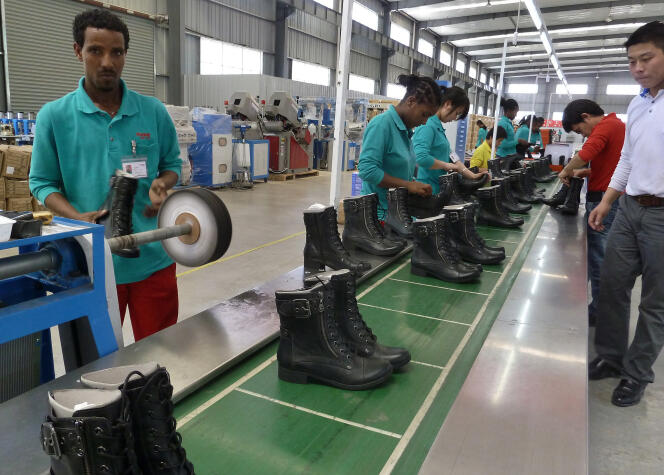 Dans l’usine de chaussures de l’entreprise chinoise Huajian à Dukem, en Ethiopie, en avril 2012.
