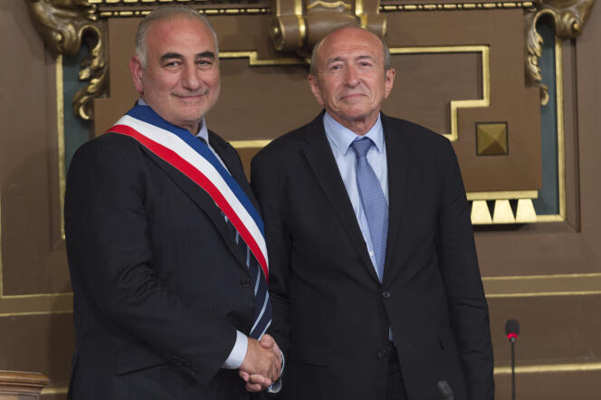 Gérard Collomb passe le relais à Georges Képénékian à la mairie de Lyon, le 17 juillet 2017.