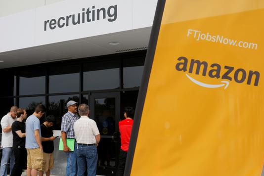 Des candidats devant le centre de recrutement de Fall River (Massachusetts), lors des « Amazon Jobs Day », en août 2017.