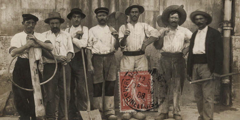 Groupes d'ouvriers étranges, d'origine italienne,  France, 1908, carte postale ---  