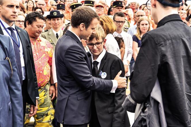 Emmanuel Macron avec un pupille de la nation le 14 juillet 2017 à l’Elysée.
