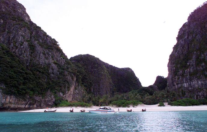 Thailande La Baie Rendue Celebre Par Le Film La Plage