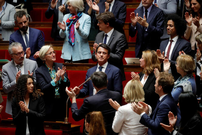 Manuel Valls, applaudi par des élus de la majorité, le 2 octobre à l’Assemblée nationale.