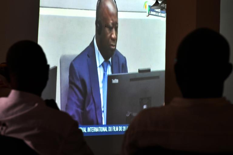 Des Ivoiriens regardent, depuis Abidjan, une retransmission de l’audience de la Cour pénale internationale dans le procès de l’ex-président Laurent Gbagbo, le 1er octobre 2018.