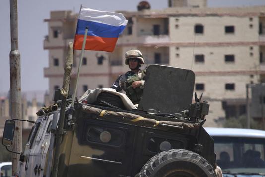 MOHAMAD ABAZEED / AFP Une patrouille de l’armée russe à Deraa, en juillet.