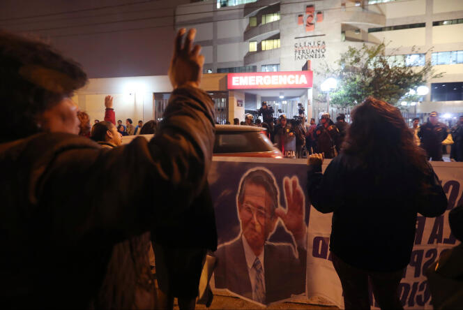 Des sympathisants de l’ancien président péruvien Alberto Fujimori devant la clinique où il a été transporté en urgence, le 3 octobre.