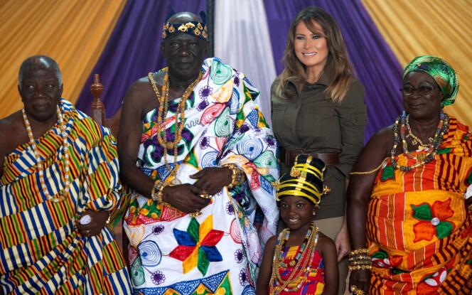 La première dame des Etats-Unis, Melania Trump, pose avec Osabarimba Kwesi Atta II, chef de la tribu régionale fanti (deuxième à gauche), au palais Emintsimadze de Cape Coast, au Ghana, le 3 octobre 2018.