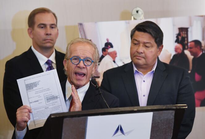 Le plaignant Manuel Vega (à droite) et l’avocat Jeff Anderson (gauche) montrant des documents juridiques lors d’une conférence de presse à Los Angeles, le 4 octobre.