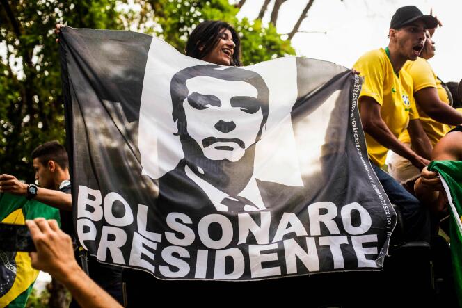 Des partisans du candidat Jair Bolsonaro se sont rassemblés le 29 septembre à l’extérieur d’une base aérienne, à Rio de Janeiro.