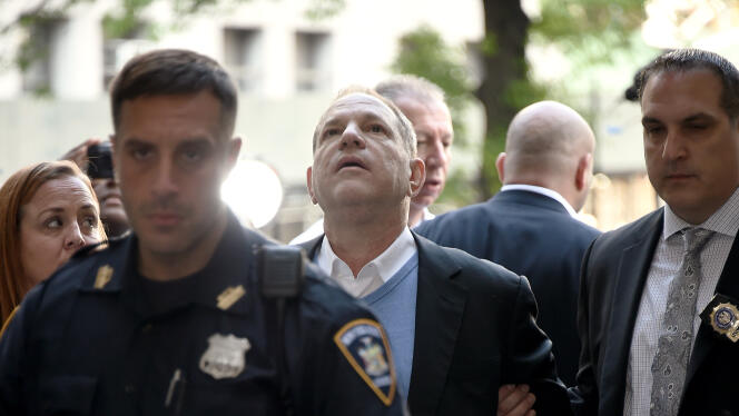 Harvey Weinstein arrive menotté au tribunal de Manhattan pour sa mise en accusation pour acte sexuel criminel (viol), à New York, le 25 mai.