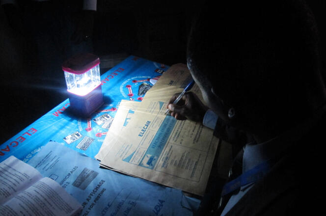 A l’issue du dépouillement des élections législatives et locales, le 30 septembre 2013, dans un bureau de vote de Yaoundé, au Cameroun.