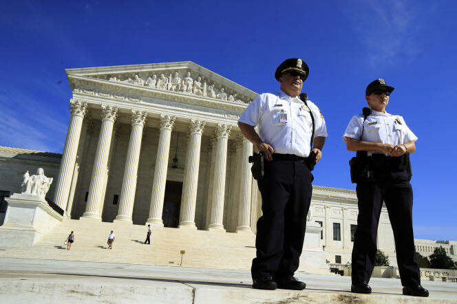 Des policiers en faction devant la Cour suprême, à Washington, le 4 octobre.