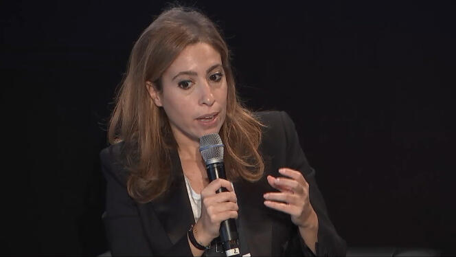 La journaliste Léa Salamé, qui anime l’émission politique « Elysée 2022 », sur France 2, à Paris, le  6 octobre 2021.