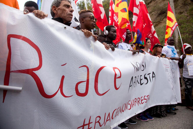 Manifestation à Riace, le 6 octobre, pour soutenir le maire du village, Domenico Lucano.