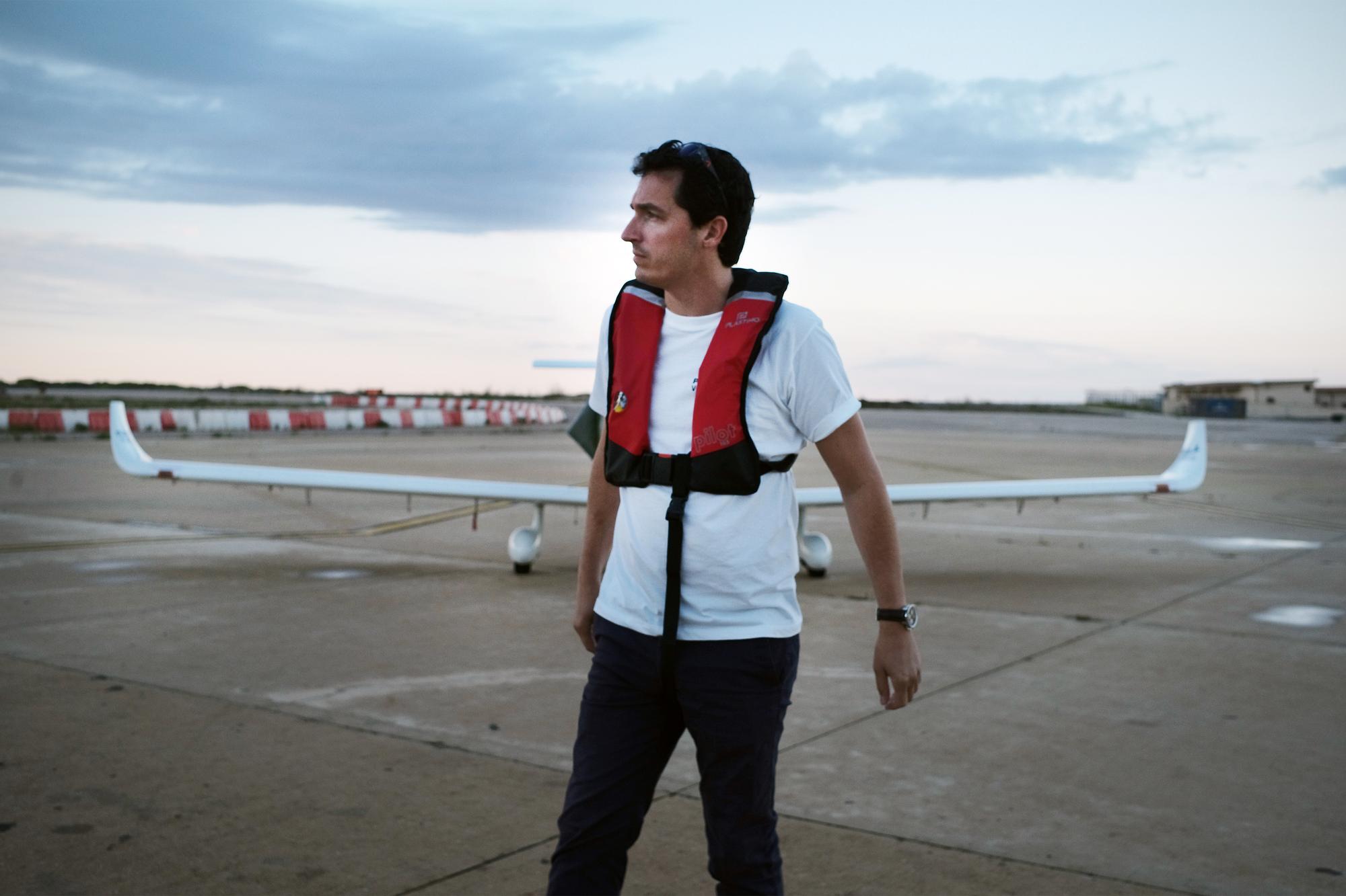 Le photographe Samuel Gratacap a pris son envol avec des bénévoles de l’ONG Pilotes volontaires à la recherche d’embarcations en détresse au large des côtes libyennes.  SAMUEL GRATACAP / « LE MONDE »