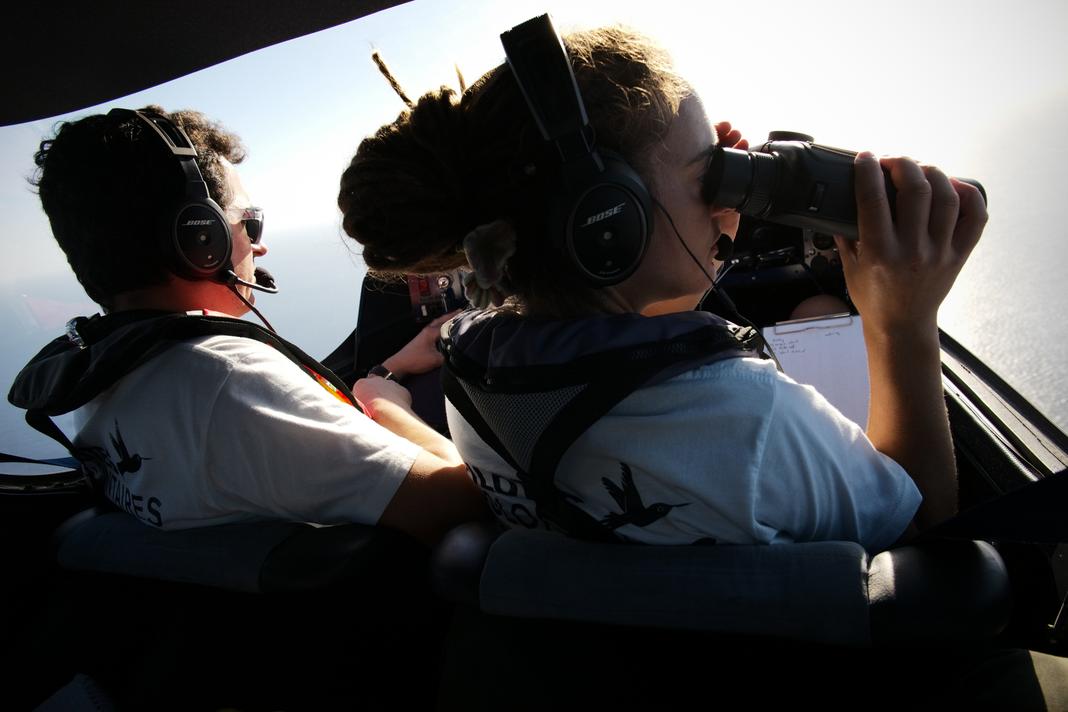 Le pilote Benoît Micolon et la TACO (tecnical coordinator) Carola Rackete à l’intérieur du « Colibri 2 » lors d’une mission de recherche et de sauvetage de personnes en détresse en Méditerranée centrale par l’ONG Pilotes volontaires. Le 5 octobre 2018 au large de la Libye. SAMUEL GRATACAP / « LE MONDE » Le pilote Benoît Micolon et la TACO (tecnical coordinator) Carola Rackete à l’intérieur du « Colibri 2 » lors d’une mission de recherche et de sauvetage de personnes en détresse en Méditerranée centrale par l’ONG Pilotes volontaires. Le 5 octobre 2018 au large de la Libye. SAMUEL GRATACAP / « LE MONDE »