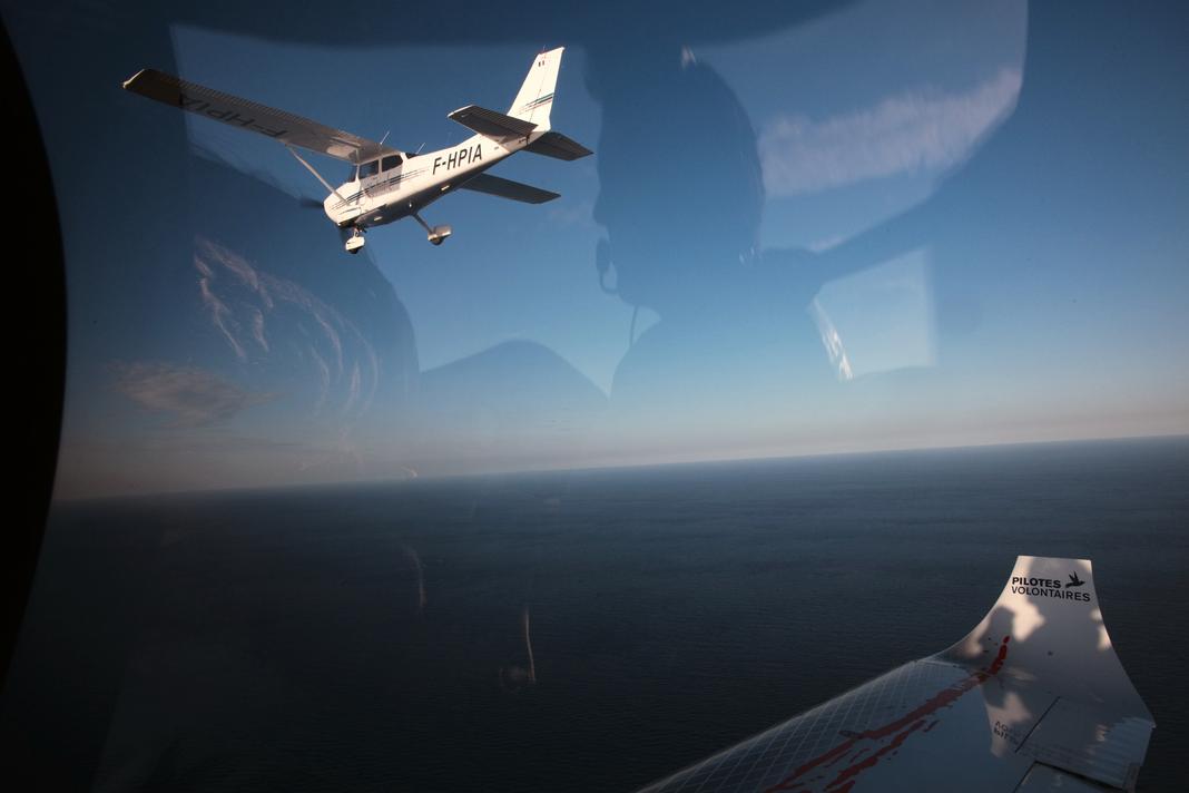 A l’intérieur du « Colibri 2 » lors d’une mission de recherche et de sauvetage de personnes en détresse en Méditerranée centrale par l’ONG Pilotes volontaires. Le 5 octobre 2018 au large de la Libye. SAMUEL GRATACAP / « LE MONDE » A l’intérieur du « Colibri 2 » lors d’une mission de recherche et de sauvetage de personnes en détresse en Méditerranée centrale par l’ONG Pilotes volontaires. Le 5 octobre 2018 au large de la Libye. SAMUEL GRATACAP / « LE MONDE »