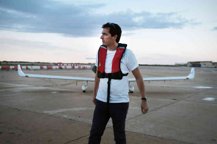 Le photographe Samuel Gratacap a pris son envol avec des bénévoles de l’ONG Pilotes volontaires à la recherche d’embarcations en détresse au large des côtes libyennes.