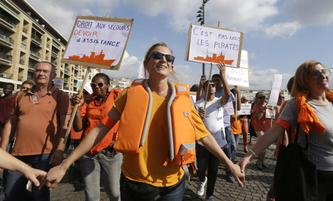 Vêtues en orange, couleur de l’« Aquarius » et portant des gilets de sauvetage, des milliers de personnes se sont rassemblées, comme ici à Marseille, pour soutenir les opérations de sauvetage de migrants en Méditerranée.
