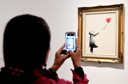 Le tableau La « Petite fille au ballon rouge », attribuée à Banksy, lors de l’exposition « Guerre, capitalisme et liberté », au Palazzo Cipolla de Rome, en 2016.