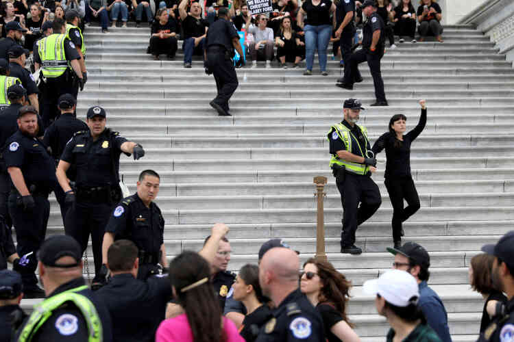 Pour exprimer leur colère, certains manifestants ont frappé sur les portes en bronze de la Cour suprême. Finalement, la police a éloigné les protestataires du bâtiment et les a tenus à distance. Plusieurs dizaines d’entre eux ont été arrêtés.