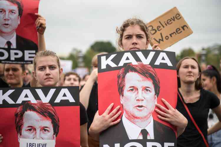 Sur la pancarte au second plan, on peut lire « Croyez les femmes », tandis qu’au premier plan, les manifestantes portent des portraits de Kavanaugh avec le jeux de mots dénonçant l’arrivée de celui-ci à la Cour suprême.